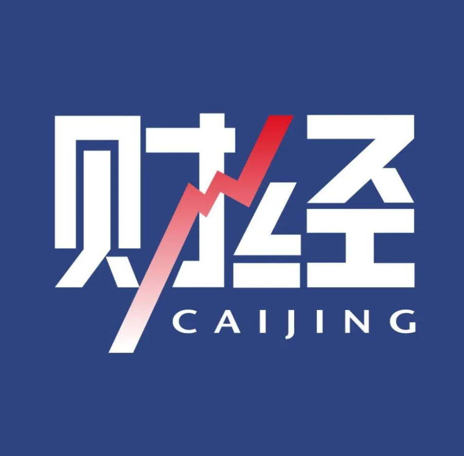 个人理财决策者正在手机银行App上操作